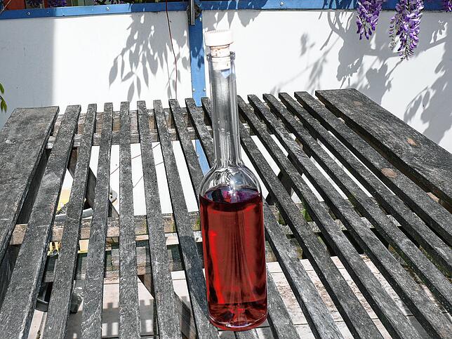 Sieht aus wie Zauberwasser und soll ja tatsächlich als Impfstoff für das gesamte Burgvolk herhalten.