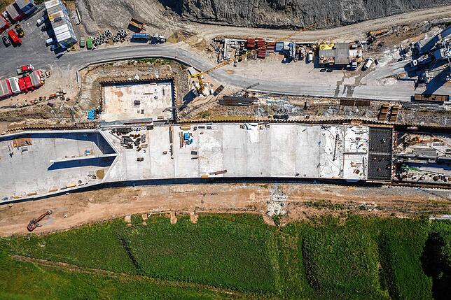 Vogelsicht auf den Tunnel: Die Bauarbeiter betonieren Block elf des Tunnels.