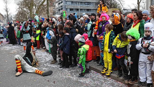 Bild 10: Großer Umzug 2023: Die Zuschauer bestaunen das bunte Treiben in Konstanz