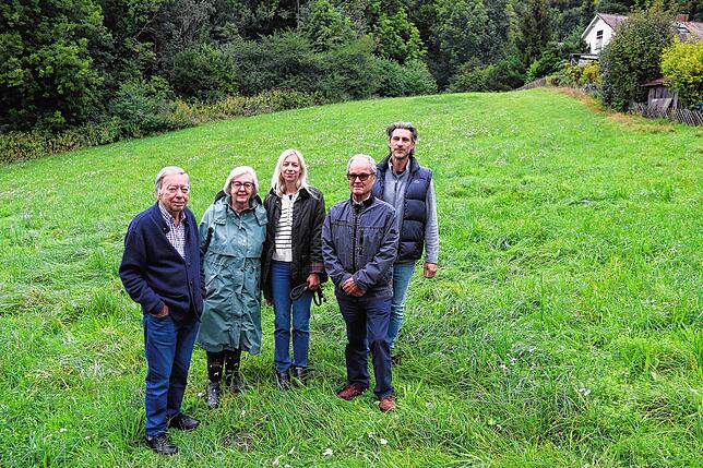 Anwohner von der Sonnenhalde (von links), die gegen das Baugebiet sind: Egon, Claudia und Cora Hall sowie Pedro Campos und Patrick ...