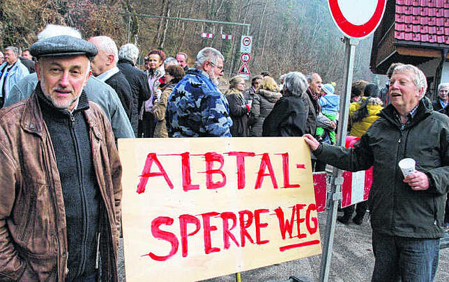 Protest gegen die Sperrung der Albtalstraße: Herbert Nägele (Freie Wähler, vorne links) und Roland Lauber (rechts) forderten bereits im ...
