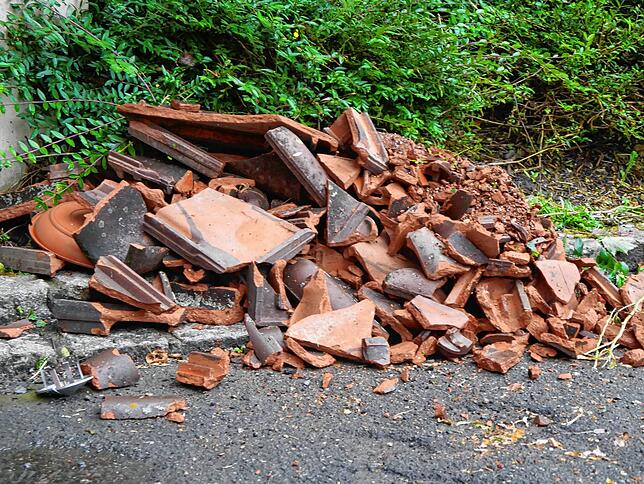 Runtergefallene Ziegel sind nach dem Unwetter in Mühlhausen-Ehingen an vielen Stellen im Ort zu sehen.