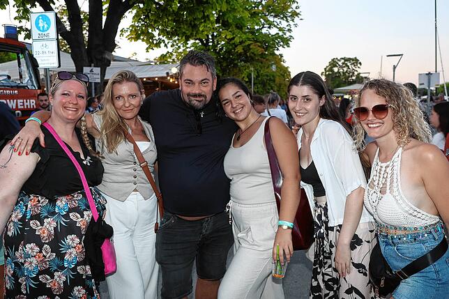Bild 24: Seenachtfest 2024: Party auf dem Festgelände. Hier sorgen DJs und Bands für Stimmung bei den Gästen