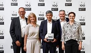 Der Wissenschaftsjournalist Ranga Yogeshwar (Mitte) überreicht Carsten und Brigitte Mayer (2.vl.) sowie Herbert und Jutta Koeberle die ...