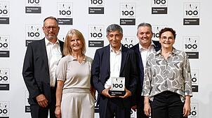 Der Wissenschaftsjournalist Ranga Yogeshwar (Mitte) überreicht Carsten und Brigitte Mayer (2.vl.) sowie Herbert und Jutta Koeberle die ...