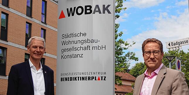 Baubürgermeister Karl Langensteiner-Schönborn und Wobak-Geschäftsführer Jens-Uwe Götsch vor dem Schild der Wobak-Zentrale am ...