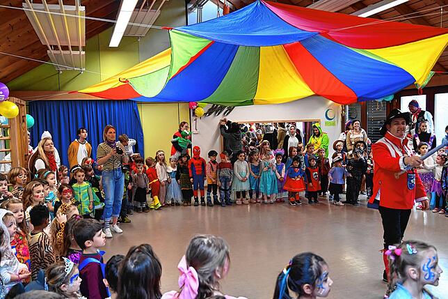 Eröffnung der Fasnacht im Kindergarten Unterlauringen durch die Narren des Narrenvereins Schwanenmühle. Rechts im Bild Narrenpräsident ...