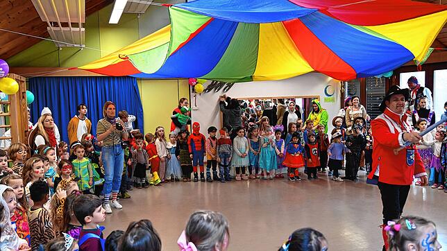 Eröffnung der Fasnacht im Kindergarten Unterlauringen durch die Narren des Narrenvereins Schwanenmühle. Rechts im Bild Narrenpräsident ...