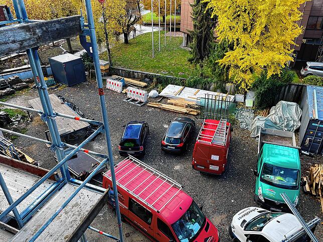 Blick auf das Grundstück, über das das Baumaterial angeliefert wird: Die Baustelle wird von der Rückseite der Klinik aus beschickt, so ...