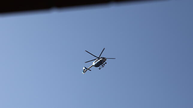 (Archivbild) Immer wieder kommt es vor, dass ein Polizeihubschrauber über Konstanz kreist, wie hier am 8. März 2024. Damals suchte die ...