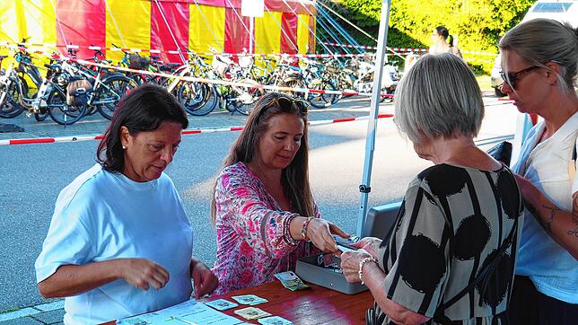 Bettina Valentin (links) und Katharina Körner empfangen an der Kasse des Zirkus Stella die Besucher und verkaufen die Eintrittskarten. ...