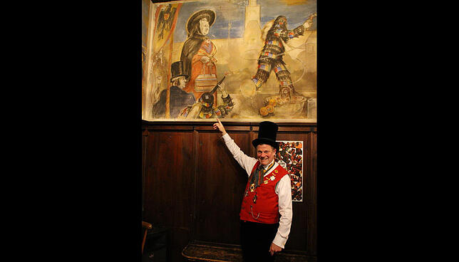 7.15 Uhr: Thomas Pross führt durch die alte Narrenstube im Hotel Ochsen. Früher haben sich die Narren in dem großen, mit dunklem, ...