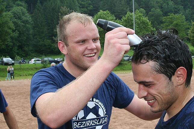 Kollegen: Nach dem Aufstieg 2009 löste Giuseppe Stabile eine Wette ein und ließ sich von seinem Spieler Andreas Braunagel (links) den ...