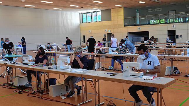 Rund 100 Bonndorfer hatten sich eingefunden, um Masken zu nähen. Ali (vorne rechts) ist einer der Asylbewerber, die sich beteiligten. Im ...