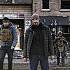 Die Lage ist ernst, das sieht man ihnen an: Vitali Klitschko (links) und sein Bruder Wladimir Klitschko vor einem zerstörten Wohnhaus in ...