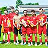 Sieben auf einen Streich: Vorsitzender Michael Mülhaupt verabschiedete vor dem 2:2 gegen den FC Wittlingen die Spieler Robin Kübler, ...