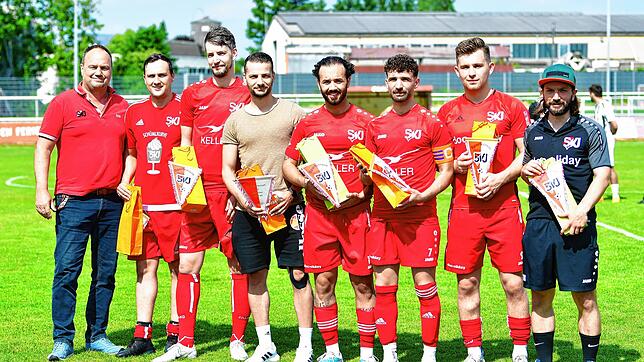 Sieben auf einen Streich: Vorsitzender Michael Mülhaupt verabschiedete vor dem 2:2 gegen den FC Wittlingen die Spieler Robin Kübler, ...