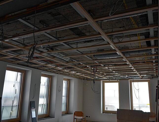 Die Leitungen liegen schon, demnächst kommt die Holztäfelung für die Decke des kleinen Sitzungssaals.