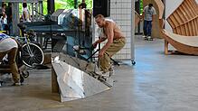 Sergej Vutucs Skulpturen dürfen und sollen benutzt werden. Hier ein Skateboarder in Aktion.