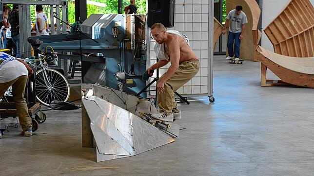 Sergej Vutucs Skulpturen dürfen und sollen benutzt werden. Hier ein Skateboarder in Aktion.