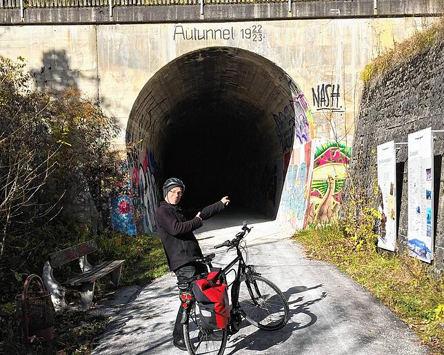 Der Autunnel auf der ehemaligen Heubergbahnstrecke, gebaut 1922, ist für Radfahrer saniert worden. Hier geht es mitten hinein nach ...