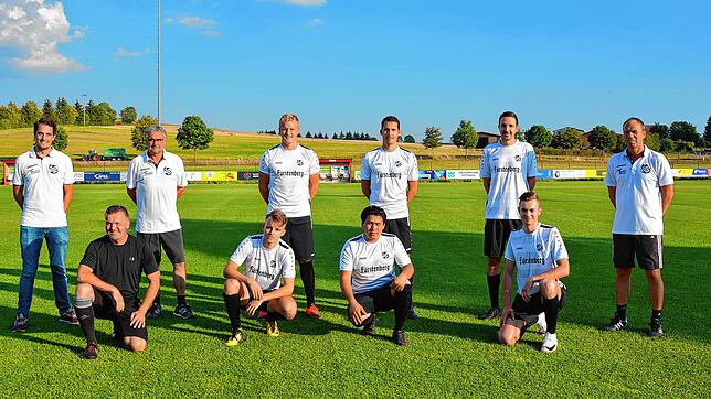 Der SV Aasen geht mit einigen Neuzugängen in die neue Runde (stehend von links): Stefan Schnekenburger (Spielausschuss), Axel Schweizer ...