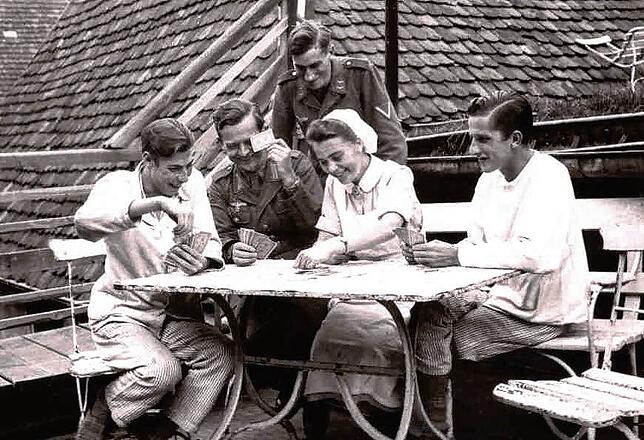 Unser Bild zeigt Paula Baumann unbeschwert bei ihrer Arbeit für das Deutsche Rote Kreuz in Maria Tann. Dort wurden während dem Krieg ...