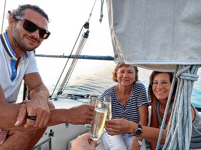 Bild 7: Wie eine leuchtende Perlenkette auf dem See