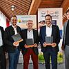 Links steht Gerd Burkert, Geschäftsführer der Energieagentur Kreis Konstanz, dann folgen als Bürgermeister der Siegergemeinden Stefan ...