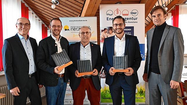 Links steht Gerd Burkert, Geschäftsführer der Energieagentur Kreis Konstanz, dann folgen als Bürgermeister der Siegergemeinden Stefan ...