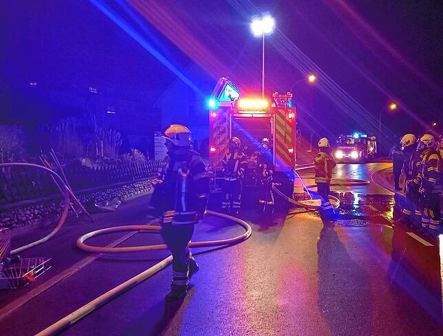 Die eingesetzten Wehrmänner der Feuerwehr konnten den Brand in der Überlinger Straße schnell löschen.