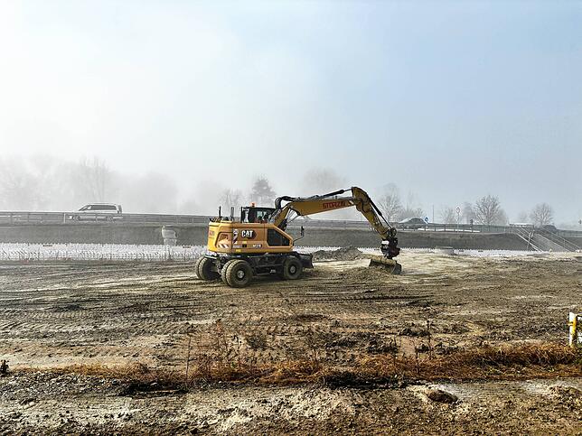 Noch eine wüste Baggerlandschaft soll hier bald die neue B33 befahren werden können.