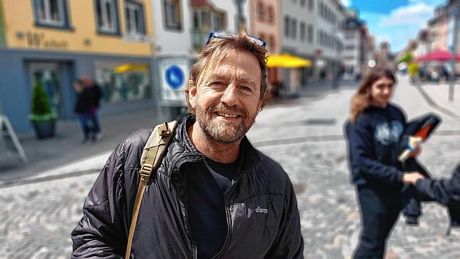 Hans Martin Schmitt ist zu Besuch in der alten Heimat, wo er die SÜDKURIER-Aktion besucht.