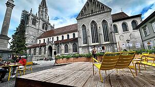 Gerrit Stenzel (im Hintergrund) sorgt mit Musik für eine angenehme Atmosphäre im Sommerort Pfalzgarten zwischen Konstanzer Münster und ...