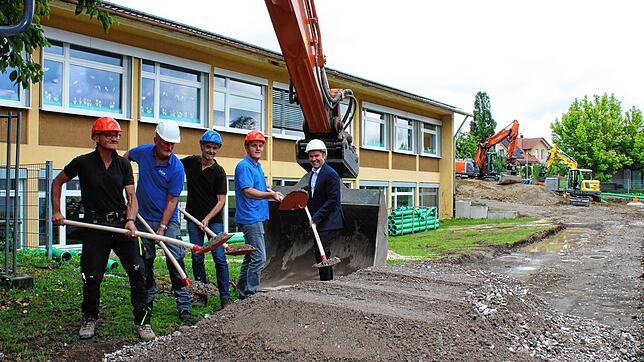 Für eine moderne, gut ausgestattete Schule mit Ganztagsangebot greifen (von rechts) Hilzingens Bürgermeister Holger Mayer und Domenik ...