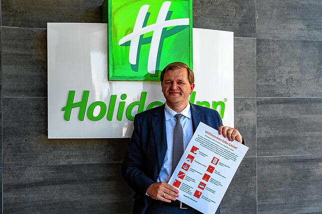Marco Frank ist General Manager im Holiday Inn zwischen Villingen und Schwenningen. In der Hand hält er die Info-Mappe, die Gäste bei ...