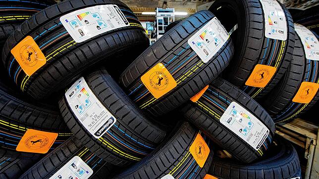 Automobilzulieferer sind von der Corona-Krise besonders getroffen. Im Bild Reifen von Continental. Der Zulieferer schließt Werke und ...