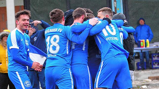 Werden die Spieler des Hegauer FV im Titelkampf der Landesliga zum Zünglein an der Waage und auch gegen F.A.L. jubeln, wie hier gegen ...