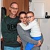 Das Lachen gelingt nur fürs Foto: Christian und Janine Geller mit Sohn Philip haben große Sorgen wegen ihrer unverschuldeten Notlage.