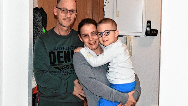 Das Lachen gelingt nur fürs Foto: Christian und Janine Geller mit Sohn Philip haben große Sorgen wegen ihrer unverschuldeten Notlage.