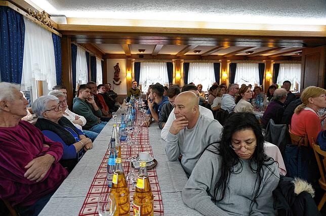 Volle Stuhlreihen: Das Interesse der Breitenfelder an der Bürgerversammlung im Gasthaus Hirschen ist groß.