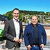 Das Singener Unternehmen Wefa erweitert – im schweizerischen Thayngen. Im Bild Geschäftsführer Joachim Maier (links) und der Thaynger ...