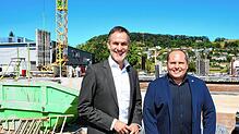 Das Singener Unternehmen Wefa erweitert – im schweizerischen Thayngen. Im Bild Geschäftsführer Joachim Maier (links) und der Thaynger ...