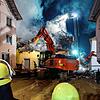 Ein Bagger trägt nach dem Brand das einsturzgefährdete und nicht mehr bewohnbare Haus in der Hauptstraße ab.