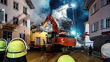 Ein Bagger trägt nach dem Brand das einsturzgefährdete und nicht mehr bewohnbare Haus in der Hauptstraße ab.