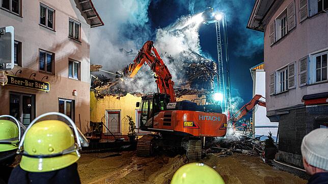Ein Bagger trägt nach dem Brand das einsturzgefährdete und nicht mehr bewohnbare Haus in der Hauptstraße ab.
