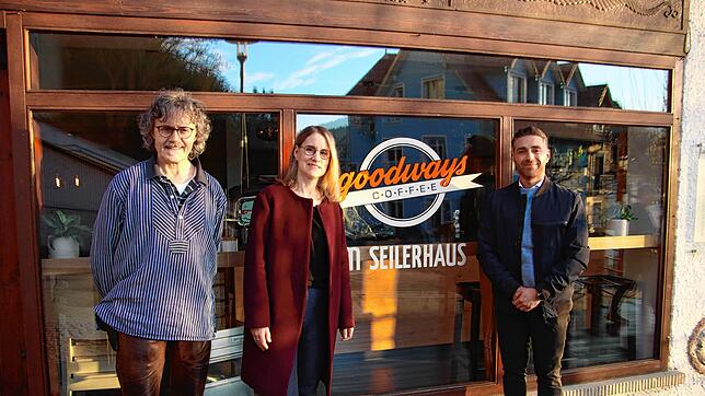 Verpächter Bernhard Muffler freut sich, dass er mit Evelyn Wollenschneider und Athir Jasso (von links) neue, und zugleich erfahrene ...