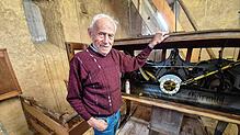 Fritz Rüd vor „seiner“ Kirchturmuhr. Jeden Tag steigt er 98 Treppenstufen hinauf, um die Kirchturmuhr wieder aufzuziehen. Diese stammt ...