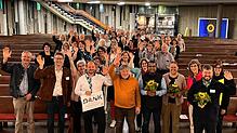 „Winken in die Ferne“! Die gut gelaunten Mitarbeiterinnen und Mitarbeiter der Dienstgemeinschaft des Dekanat Hegau winken Matthias ...