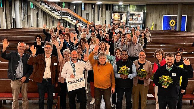 „Winken in die Ferne“! Die gut gelaunten Mitarbeiterinnen und Mitarbeiter der Dienstgemeinschaft des Dekanat Hegau winken Matthias ...